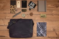 LEABAGS Valódi Bőr Válltáska Férfiaknak és Nőknek - Unisex Messenger Táska Vállpánttal, 15 Colos Laptoptartóval, Irodai Használatra 6