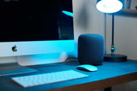 LEDVANCE Smart+ Matter LED žiarovka, E27, 9W, 806 lm, RGBW farebné a biele svetlo, dizajn Matt Frost, kompatibilná s Google, Alexa a Apple, aplikácia a 4
