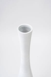 Podlahová váza Leewadee na kvety alebo pampovú trávu, výška 105 cm, biela, živica 7