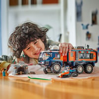 LEGO City Camion de Laborator Arctic 60471 - Vehicul de Explorare cu Direcție și Suspensie, Snowmobil, 5 Minifigurine și 3 Lupi 9