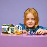 LEGO Friends 42693 Kreatívny obchodík s kvetmi, miniatúrna stavebnica s umelými kvetmi, vázami, kyticami, 2 minifigúrkami a bicyklom, od 7 rokov 9