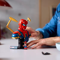 LEGO Marvel Iron Spider-Man bust 76326 – S pohyblivými ramenami, otáčateľnou hlavou a minifigúrkou Iron Mana – Zberateľský model pre dospelých 9