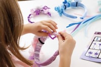 Set creativ LENA Glam pentru confecționarea coronițelor și bentițelor pentru fete - cu pompoane, panglici de satin și flori, cadou creativ pentru copii de la 6 ani 6