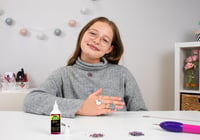 Kreatívna súprava na výrobu šperkov Lena Jewellery Studio pre dievčatá – s gravírovacím nástrojom, tvorba náhrdelníkov, prívesky a kamienky, od 8 rokov 5