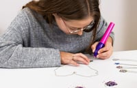 Kreatívna súprava na výrobu šperkov Lena Jewellery Studio pre dievčatá – s gravírovacím nástrojom, tvorba náhrdelníkov, prívesky a kamienky, od 8 rokov 6
