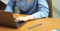 Dotykové pero Lenovo USI Pen 2 – Sivá, 1 ks, magnetické uchytenie, kompatibilné so zariadeniami USI 8
