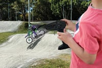 RC terénna motorka LEXIBOOK Crosslander RC18LXB – fialová, 12 km/h, so svetelnými efektmi, driftovaním a kaskadérskymi kúskami 3