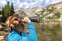 Skladacia fľaša s vodným filtrom LifeStraw Peak Series, 1 liter, bez BPA, tmavosivá – na turistiku, beh a cyklistiku 6