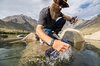Skladacia fľaša s vodným filtrom LifeStraw Peak Series, 1 liter, bez BPA, tmavosivá – na turistiku, beh a cyklistiku 5