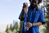 Skladacia fľaša s vodným filtrom LifeStraw Peak Series, 1 liter, bez BPA, tmavosivá – na turistiku, beh a cyklistiku 7