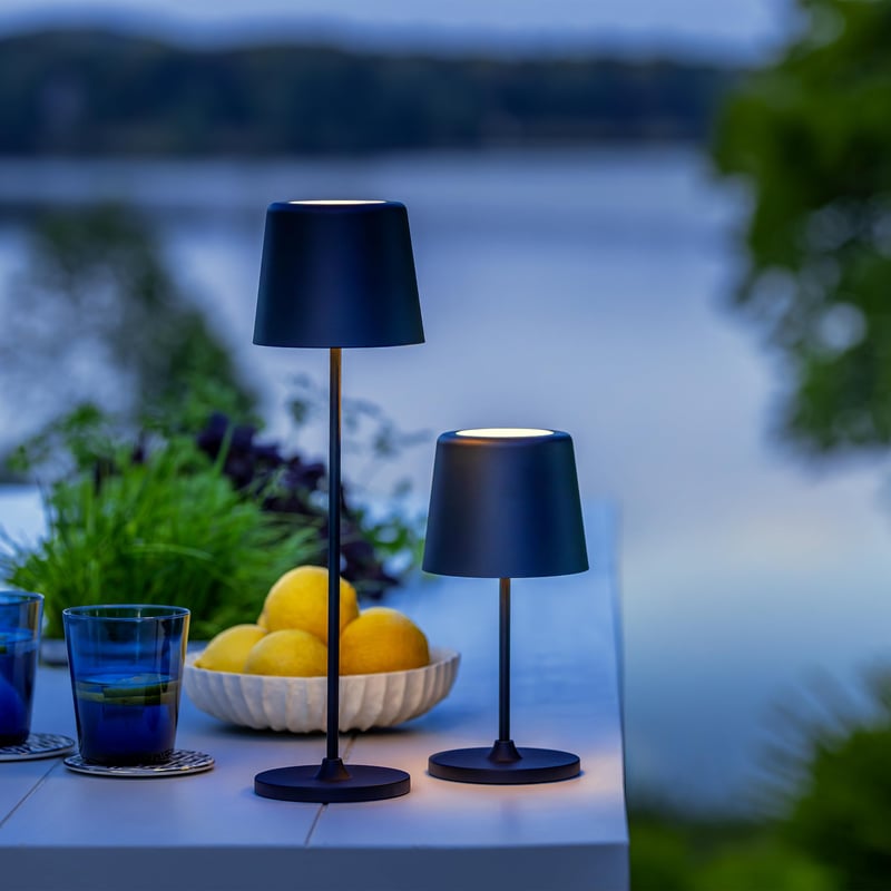 LED stolna lampa Lightbox za unutarnju i vanjsku upotrebu, mat crna, dodirni dimmer, punjiva baterija preko USB-a, visina 37 cm / 23 cm, Ø 10 cm, 31