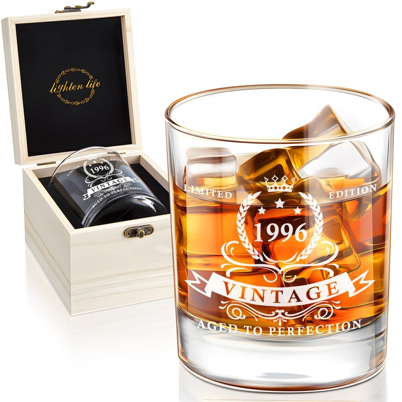 LIGHTEN LIFE Darček k 30. narodeninám pre mužov – 340 ml pohár na whisky s ročníkom 1996 v prémiovej drevenej krabičke, vtipný darček pre neho