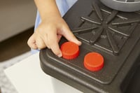 Interaktívna detská kuchynka Little Tikes First Sink & Stove so zvukovými efektmi 7