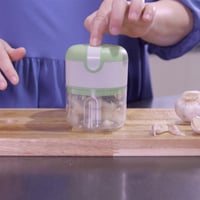 Elektrický mini sekáčik Livington 3 Seconds Chopper – bezdrôtový, USB nabíjanie, čepele z nehrdzavejúcej ocele – kávovo hnedý 6