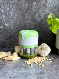 Elektrický mini sekáčik Livington 3 Seconds Chopper – bezdrôtový, USB nabíjanie, čepele z nehrdzavejúcej ocele – kávovo hnedý 2
