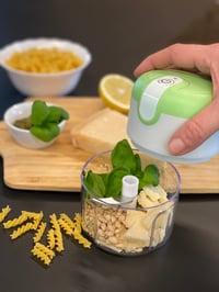 Elektrický mini sekáčik Livington 3 Seconds Chopper – bezdrôtový, USB nabíjanie, čepele z nehrdzavejúcej ocele – kávovo hnedý 4