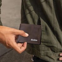LOCCY Férfi Bőr Pénztárca Kompakt Méret Fekete Barna Színben Modern Dizájn Slim Wallet Kártya Tartó 7