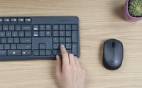Logitech MK235 vezeték nélküli billentyűzet és egér készlet 2.4 GHz Unifying Nano USB vevővel 10 m hatótáv francia AZERTY 15 FN 3 év elem 4