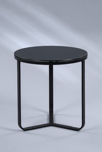 Măsuță de cafea modernă M2 Kollektion Boston 1 – Ø 50 cm, înălțime 51 cm – cu blat din sticlă neagră, cadru metalic vopsit electrostatic, design minimalist 3