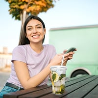 MAGICLULU Matcha hrnček, čipkovaná šálka na kávu, pohár na ľadovú kávu s viečkom, pohár na džús, vrúbkovaný sklenený pohár s viečkom 4