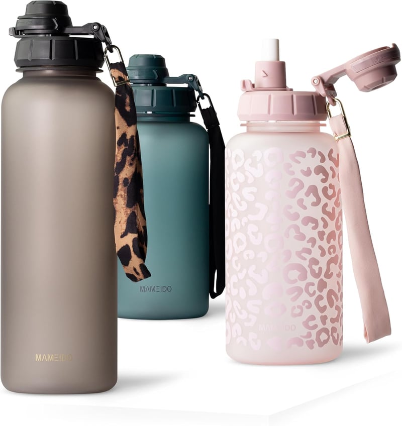 MAMEIDO 1.5L Tritán Sportpalack Időjelzéssel és Szívószállal, Szorítómentes Ivópalack - 1500 ml, Urban Taupe