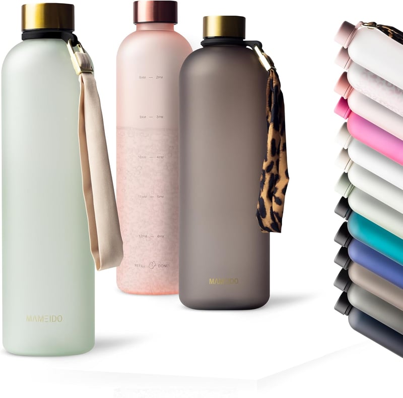 MAMEIDO 1L Szilikon Ivópalack Időjelöléssel, Szénezett Italokhoz, BPA-Mentes Sportpalack - 1,000 ml, Desert Sage Gold
