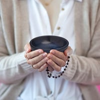 Bol pentru tămâie MaMeMi din steatit – Verde, Ø 10,5 cm, înălțime 3 cm – Pictat manual și ignifug – Vas rotund pentru cărbune, tămâie și plante aromatice 9