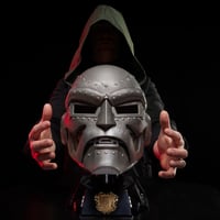 Prémiová prilba Marvel Legends Series Doctor Doom – Interaktívny doplnok ku kostýmu pre fanúšikov Marvelu a deti od 14 rokov 6