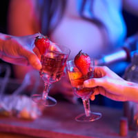 MATANA 50 db Prémium Műanyag Borospohár Arany Csillámmal, 180 ml - Mosogatógépben Mosható, BPA-mentes Pezsgős Poharak Esküvőkre, Partikra

A 4
