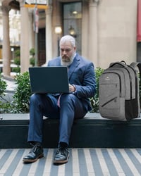 MATEIN 17 Hüvelykes Vízálló Laptop Hátizsák USB Töltőporttal, Antitolvaj Munka Utazás Iskolai Szürke 9