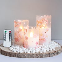 Mavandes LED svijeća u staklu s efektom plamena, daljinskim upravljačem i timerom, dizajn trešnjinog cvijeta, od pravog voska, 3 komada, 7,5 cm x 10, 12,5, 15 cm, toplo bijelo svjetlo 1