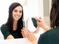Oglindă cosmetică și de machiaj cu mărire Mavoro de 15 cm, cu 3 ventuze puternice, mărire 15X, oglindă portabilă de călătorie 3