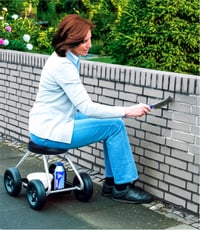 Pojazdná záhradná stolička Maximex Secura – šetrná k chrbtu a kolenám, nosnosť 130 kg, čalúnené mobilné sedadlo 7