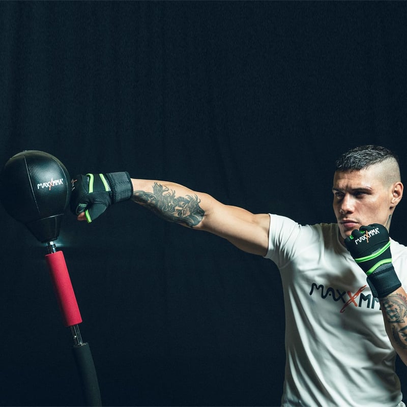 MaxxMMA Cobra reflexboxzsák állvánnyal, magasságállítható, 2 labdával és edzőkesztyűvel