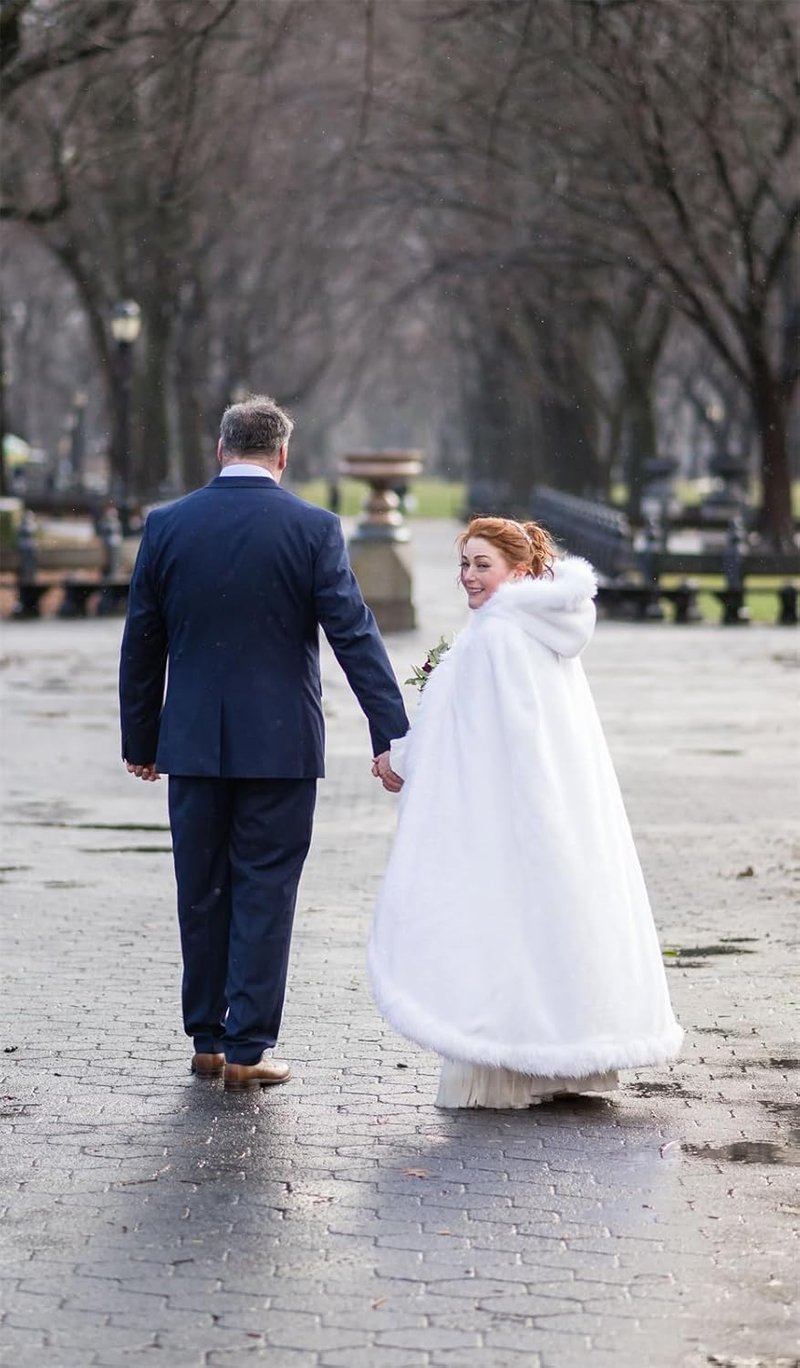 MAYILNSIN Pelerină de mireasă albă din satin cu glugă - Mantie călduroasă de iarnă pentru nuntă, cu garnitură de blană, Mărimea M