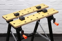 Meister 9079100 Pracovný a upínací stôl, nosnosť 150 kg, veľká pracovná plocha, tlačená stupnica a uhlové značky, skladací, nastaviteľný pracovný stôl s upínacími čeľusťami 3