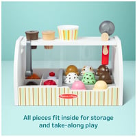 Drevený stánok so zmrzlinou Melissa & Doug, 28 kusov – 8 druhov zmrzliny, kornútiky, pohárik, hracie peniaze, od 3 rokov 8