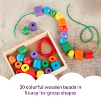 Navliekacia hračka Melissa & Doug s drevenými korálkami – 30 farebných drevených korálok a 2 šnúrky, hračka na rozvoj jemnej motoriky od 3 rokov 4