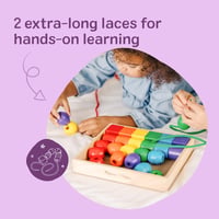 Navliekacia hračka Melissa & Doug s drevenými korálkami – 30 farebných drevených korálok a 2 šnúrky, hračka na rozvoj jemnej motoriky od 3 rokov 6