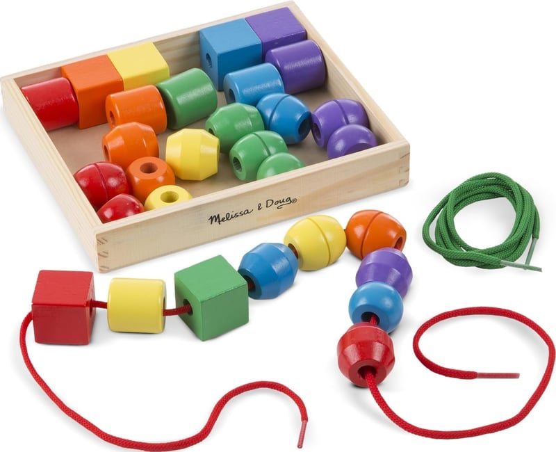Navliekacia hračka Melissa & Doug s drevenými korálkami – 30 farebných drevených korálok a 2 šnúrky, hračka na rozvoj jemnej motoriky od 3 rokov