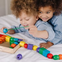 Navliekacia hračka Melissa & Doug s drevenými korálkami – 30 farebných drevených korálok a 2 šnúrky, hračka na rozvoj jemnej motoriky od 3 rokov 2