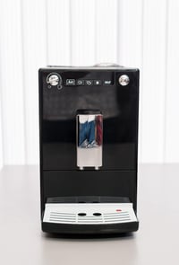 Automatický kávovar Melitta Caffeo Solo E950-201 so vstavaným mlynčekom, LED displejom, 15 bar, 1400 W, čierny, režim na 1 – 2 šálky 3