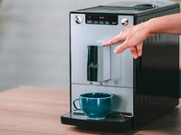 Automatický kávovar Melitta Caffeo Solo E950 s funkciou predhrievania, 15 barov, LED displej, výškovo nastaviteľný výtok, strieborný 3