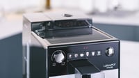 Automatický kávovar Melitta Latticia OT F300-101 s mliečnym systémom, tichým mlynčekom, funkciou One Touch, 1,5 l nádržkou na vodu, strieborná/čierna 4