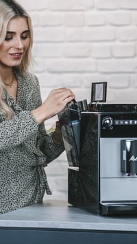 Automatický kávovar Melitta Latticia OT F300-101 s mliečnym systémom, tichým mlynčekom, funkciou One Touch, 1,5 l nádržkou na vodu, strieborná/čierna 6
