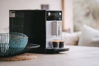Automatický kávovar Melitta Purista F 230-102 so vstavaným kónickým mlynčekom, funkciou obľúbenej kávy, 5 stupňami mletia, strieborno-čierny 5