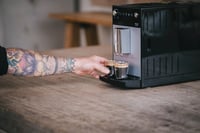 Automatický kávovar Melitta Purista F 230-102 so vstavaným kónickým mlynčekom, funkciou obľúbenej kávy, 5 stupňami mletia, strieborno-čierny 6