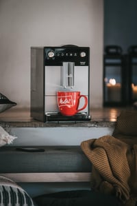 Automatický kávovar Melitta Purista F 230-102 so vstavaným kónickým mlynčekom, funkciou obľúbenej kávy, 5 stupňami mletia, strieborno-čierny 4