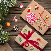 MELLIEX 32 Darabos Mini Karácsonyi Dekoráció Szett, Gyanta Mikulás Figurák, Adventi Naptár és Ajándék Díszítéshez 4