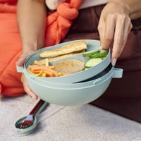 Mepal Bento Vita Bowl obedár s priehradkami, viečkom na dresing a táckou, 1500 ml, farba Nordic Sage 4